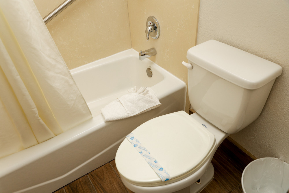 Welcome To Sea Breeze Inn - Bathrooms