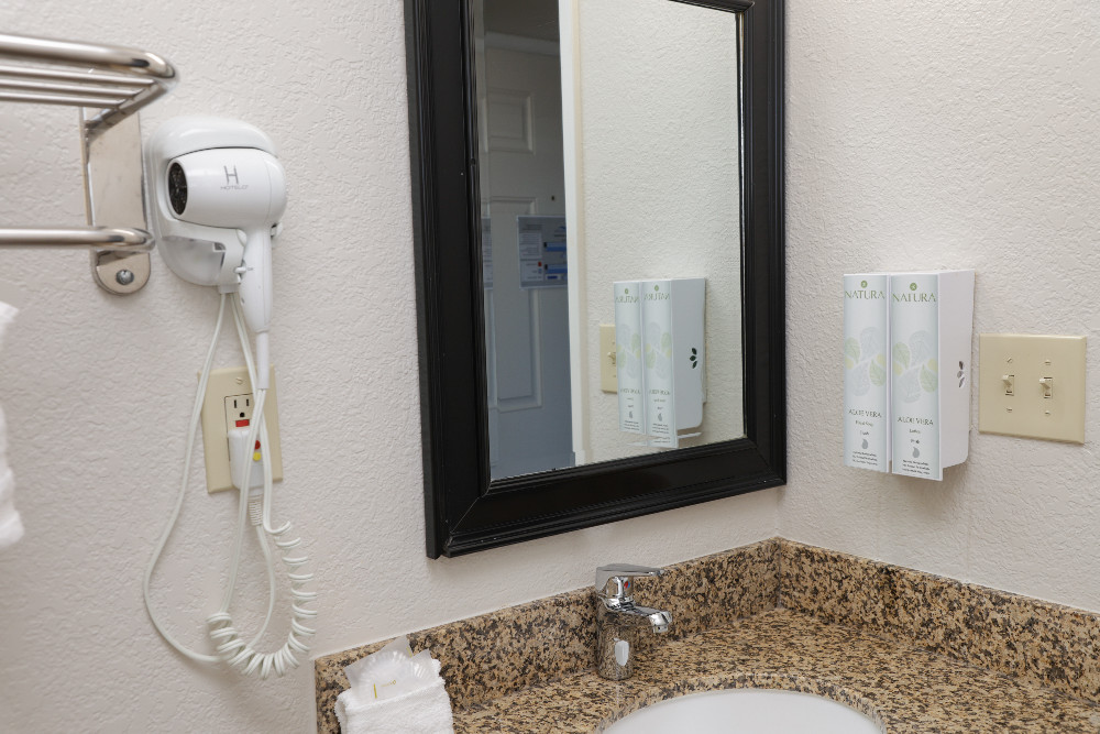 Welcome To Sea Breeze Inn - Bathrooms
