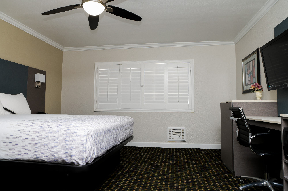 Welcome To Sea Breeze Inn - Rooms