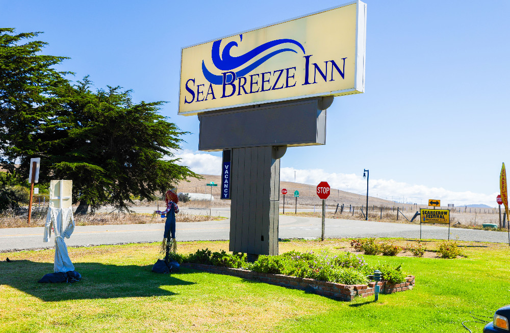 Welcome To Sea Breeze Inn - Sign