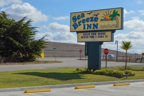 Welcome To Sea Breeze Inn - Exterior Sign